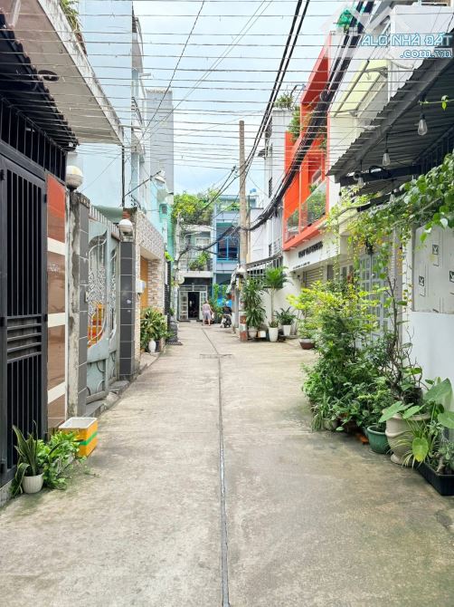 Hẻm ô tô 66 Trần Văn Quang, Tân Bình, 2 lầu, sân thượng, 3 phòng ngủ, chỉ nhỉnh 2 tỷ