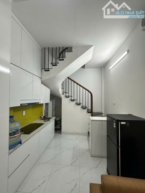 BÁN NHÀ PHỐ HOÀNG VĂN THÁI, GẦN CHỢ GẦN TRƯỜNG, THUẬN TIỆN ĐI LẠI LÊN PHỐ DT 30M. GIÁ 6.15