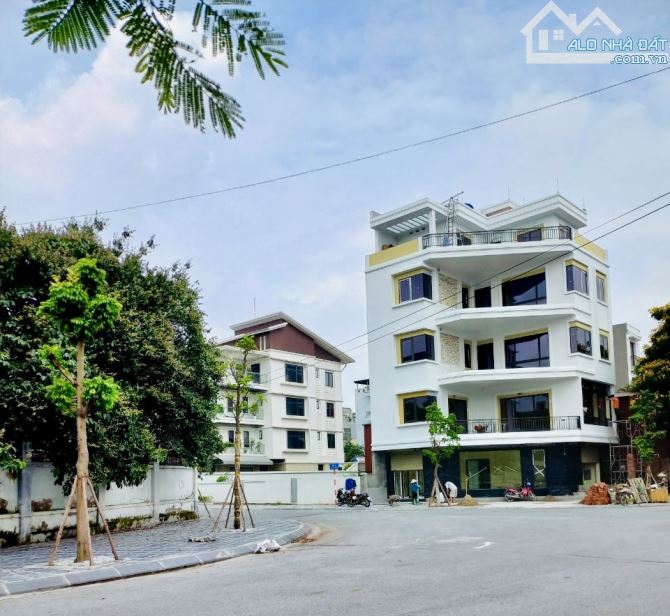 Đất đấu giá phường Việt Hưng, Vỉa hè oto tránh MT hiếm 8.5m - Dt 90m2