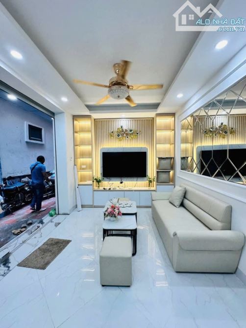 NHÀ ĐẸP HIẾM TT CẦU GIẤY - VÀI BƯỚC CHÂN RA GA TÀU - 20M  OTO
28m, 5 tầng, mt 6.5m, giá