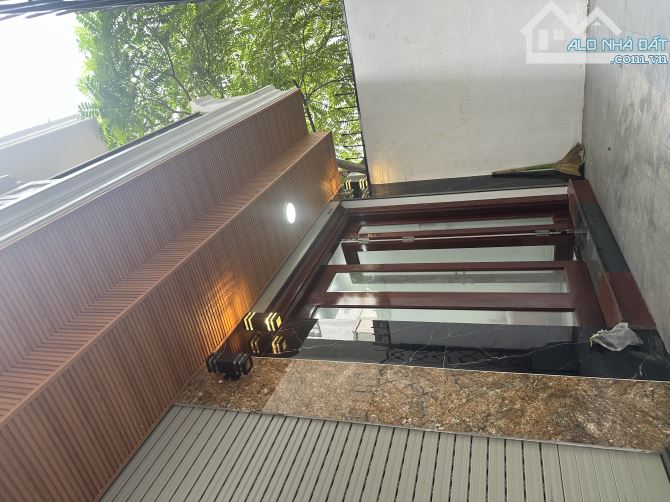 Nhà 5 tầng 40m2 Thượng Thuỵ, hàng xóm CiPutra