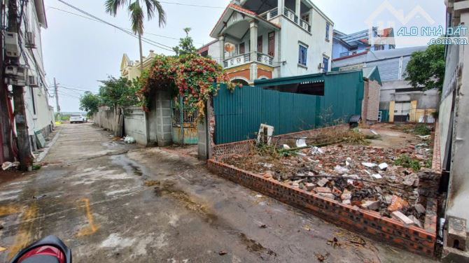 BÌA LÀNG THÔNG Ô TÔ TRÁNH CÁN KHÊ - NGUYÊN KHÊ - ĐÔNG ANH, BÊN CẠNH NHÀ VĂN HOÁ SÂN BÓNG