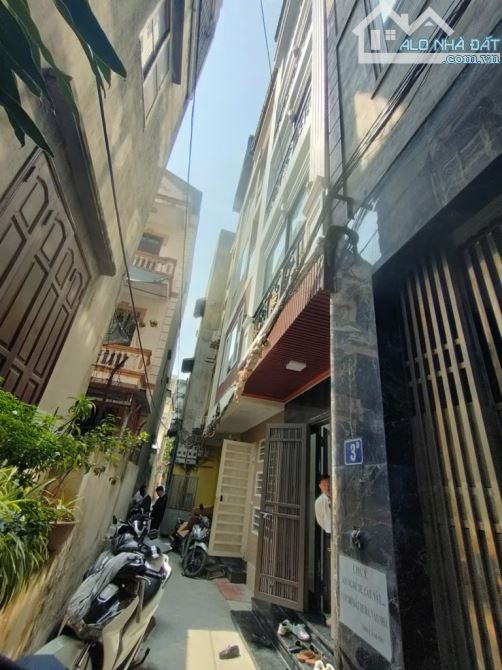 Bán nhà hoàng quốc việt.40m=6 tầng=7 phòng ngủ