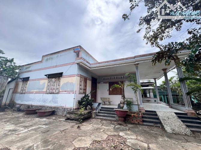Cần bán gấp gần 1000m nhà và đất( 100m thổ cư) nhà thuộc phường sơn đông, đường ô tô đến đ