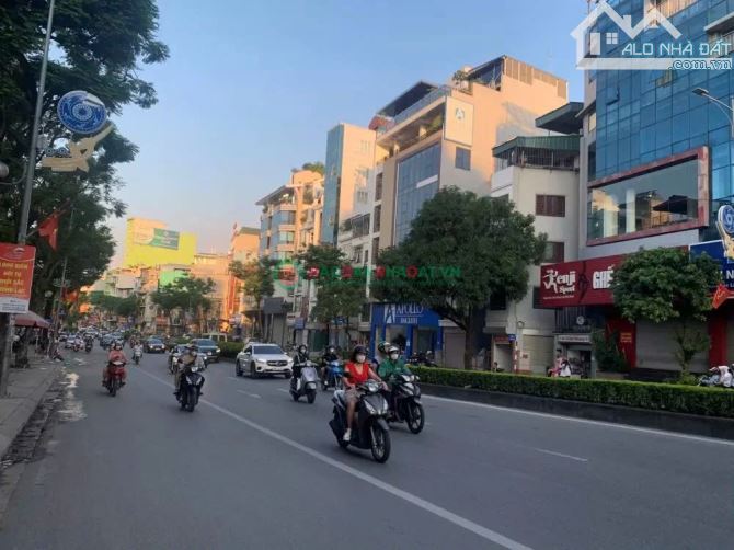 Bán đất tặng nhà mặt phố Nguyễn Văn Cừ, DT 99m, MT 5,4m giá hơn 47 tỷ