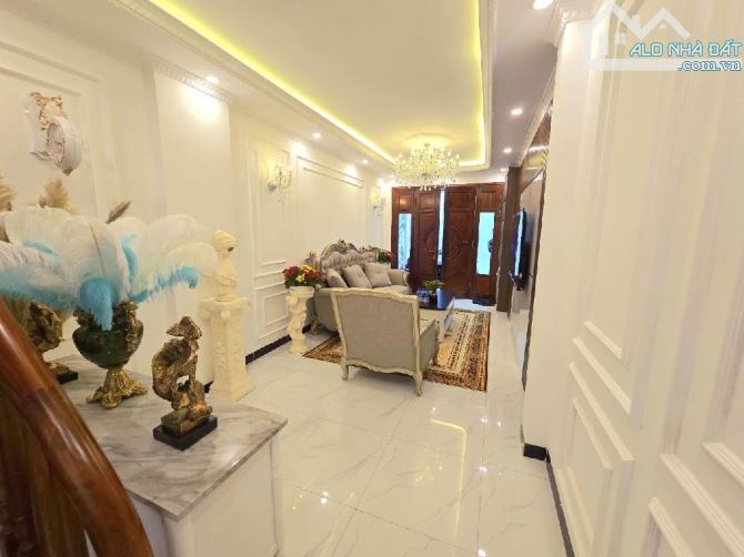 Bán nhà đàm Quang Trung lô góc -ba mặt thoáng- ô chờ thang máy -nhiều phòng ngủ -gần phố c