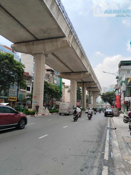 Bán nhà mặt phố Cầu Giấy vỉa hè rộng, 2 thoáng, 70m2, 6.2m mặt tiền, 22 tỷ