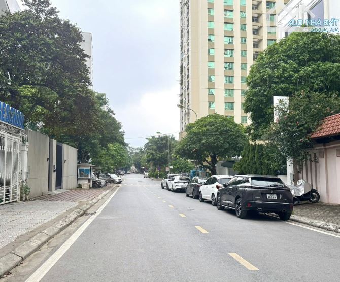 BÁN BIỆT THỰ KĐT DỊCH VỌNG, CẦU GIẤY - 306M² x 5T CÓ HẦM - MT 15M - VỈA HÈ Ô TÔ TRÁNH