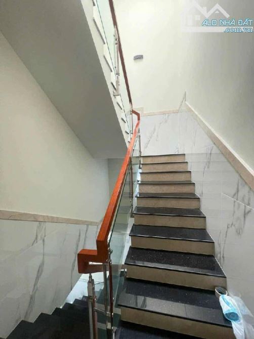 nhà 96m2, cần bán gấp, vị trí tiện di chuyển sang Tân Bình, doanh thu 17 triệu/tháng