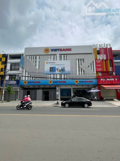Bán nhà mặt tiền Nguyễn Thị Minh Khai - DT: 9x20m. CN: 180m2 - GPXD: Hầm + 8 lầu - 65 tỷ