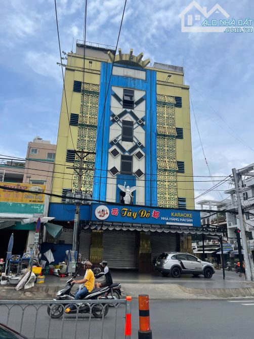 Bán nhà góc 2 mặt tiền Phạm Ngọc Thạch - DT: 10 x 20m - 3 lầu - HĐT: 290 triệu/th 130 tỷ