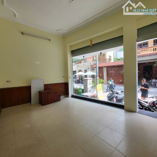 Cho thuê nhà nguyên căn tại 609 Lạc Long Quân,Tây Hồ. DT 60m x 4 tầng, giá 18tr