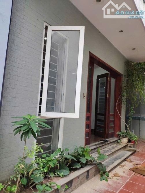 Cho thuê nhà nguyên căn sân vườn ngõ 180 Triều Khúc, Thanh Xuân. DT 70m x 3 tầng, giá