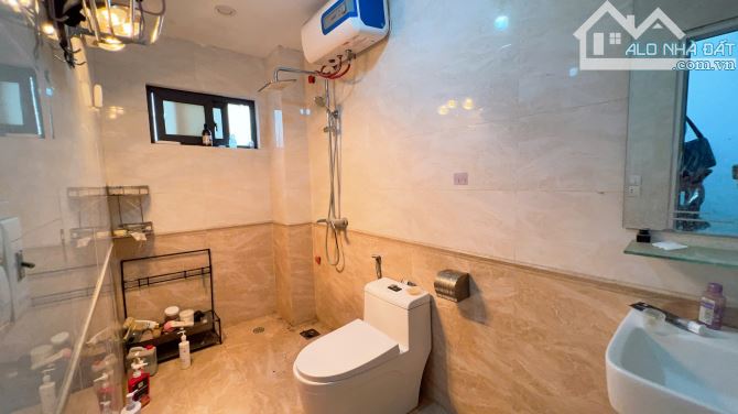 HƠN 8 TỶ, NHÀ NGUYỄN VĂN CỪ 40M, 5T, MT 4M, Ô TÔ VÀO NHÀ, NGÕ THÔNG, DÒNG TIỀN ĐỀU.