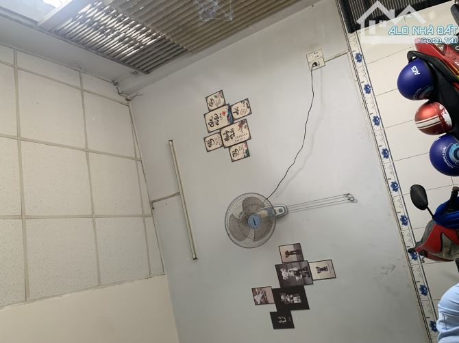 NHÀ 2 TẦNG - 81M2 NGANG HƠN 6 MÉT - HẺM NHỰA 8 MÉT Ô TÔ ĐỖ CỬA NGÀY ĐÊM - GẦN CHỢ UBND XÃ - 10