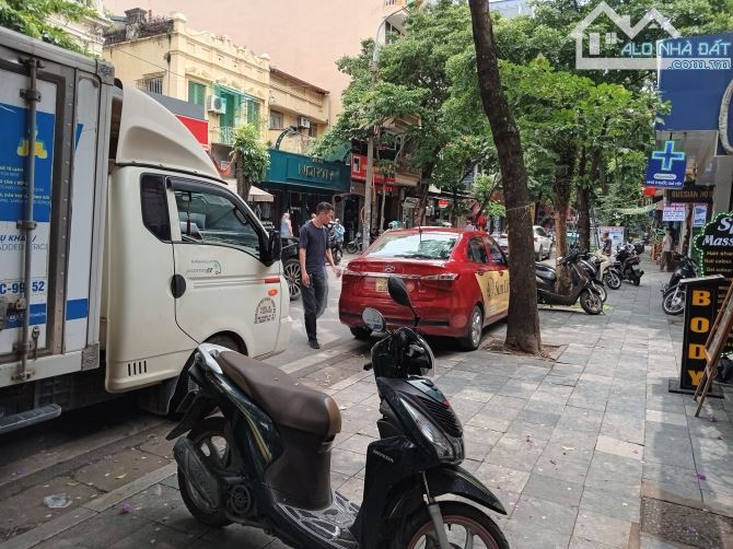 Bán nhà mặt phố Hàng Bông - 200m ra Bờ Hồ - 460m2 -Mặt tiền 15.5m - Đầu tư siêu lời 367 tỷ