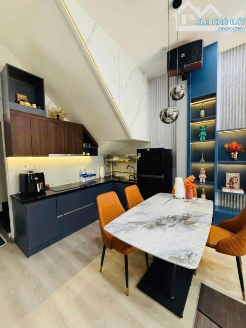 Cho thuê nhà 3 tầng, mặt tiền đường Lý Tự Trọng, Hải Châu. DT 30m2. Giá 16 triệu - 1