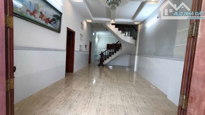 Nhà 8  triệu 4 phòng ngủ có sân đậu ô tô - 1