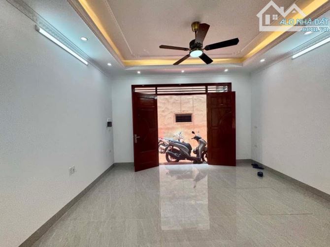 GẦN NGÔ GIA TỰ-LONG BIÊN  NHÀ MỚI DÂN XÂY- VÀI BƯỚC RA Ô TÔ TRÁNH - 1