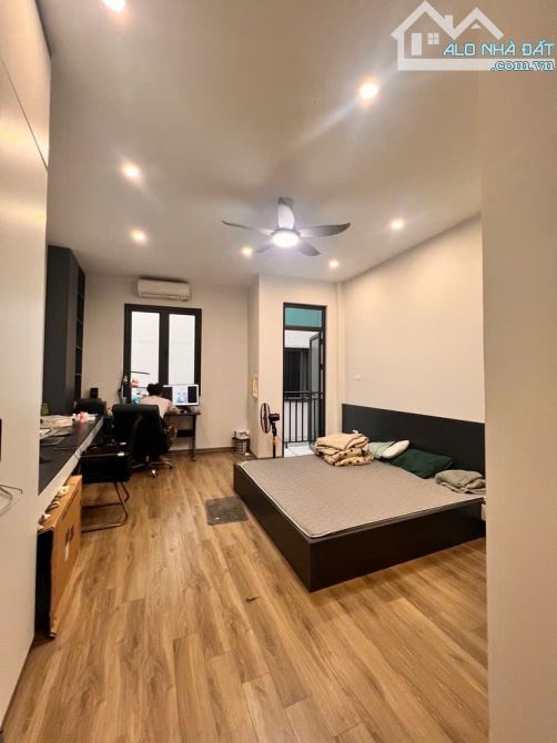 Bán gấp nhà phố Dịch Vọng, 63m², 5 tầng, ô tô đỗ cửa, giá 17.8 tỷ - 1