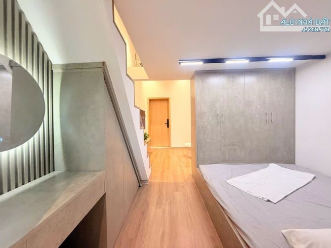 Nhỉnh 2 tỷ, tập thể Nguyễn Trãi: 50m2, 2 ngủ, sổ riêng, ô tô đỗ ngay chân cầu thang, vài b - 1