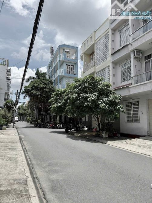 Tòa nhà CHDV đường Dương Quảng Hàm, P.5, GV - Ngay ĐHVL có 20P full nội thất - giá: 16,9ty - 1