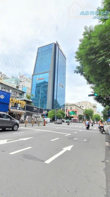 Bán Toà nhà Siêu Vị Trí, Góc 2 Mặt Tiền Trung tâm Quận 3 DT:10x33 KC: Hầm 12 Tầng NH:12m2 - 1
