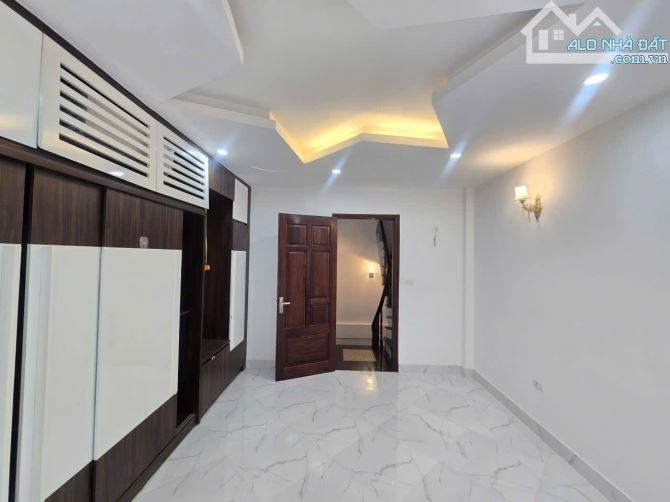 Hộ khẩu Hai Bà Trưng, căn góc, mặt tiền rộng, ngõ nông thoáng, gần oto đỗ - 1