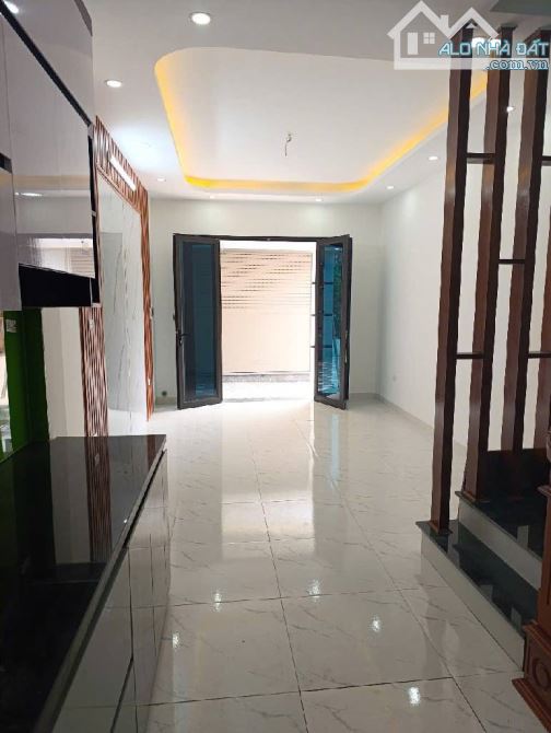 NHÀ MỚI Ở LUÔN - NGÕ NÔNG, THẲNG TẮP - Ô TÔ ĐỖ CỬA - 30M RA PHỐ - NỞ HẬU ĐẸP - 1