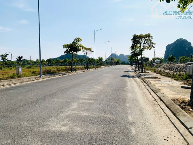 Bán lô đất song song bờ quan 3, B2-127 kẹp vệt cây xanh, view trường học khu Đầm Sen - 1
