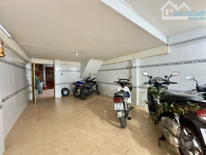 Bán Gấp Nhà Mặt Tiền Quận 5 - Đường nhựa rộng 12m có lề - 4 tầng 90m2 (4 x 22) sổ vuông đẹ - 1