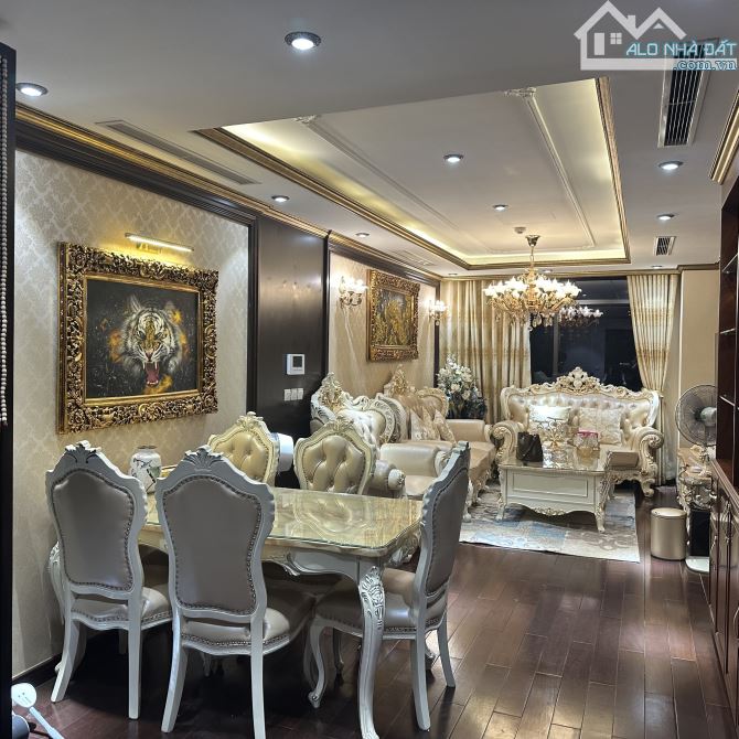 Cho thuê căn hộ 3 ngủ rộng nhất HC Golden City Bồ Đề Long Biên, 120m. Giá: 23 triệu - 1