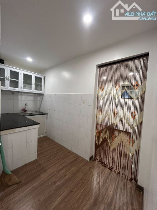 BÁN NHÀ TẬP THỂ NGHĨA TÂN 70M2 - 2N+2WC - ĐẦY ĐỦ CÔNG NĂNG. NHỈNH 3 TỶ - 1