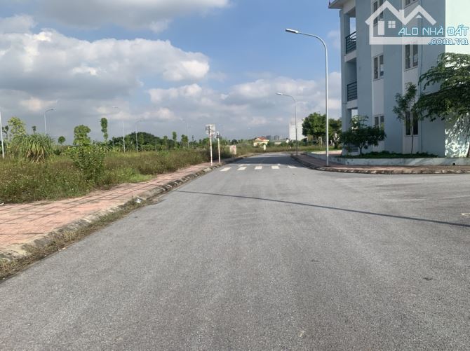 Chủ cần bán 65m đất đất giá gần hồ điều hòa 30ha rộng nhất Long Biên, giá định cư - 1