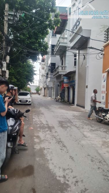 Bán nhà đất tặng nhà cấp 4 Đông Ngạc, ô tô đỗ cửa, xây CCMN hay ở đều thích - 1
