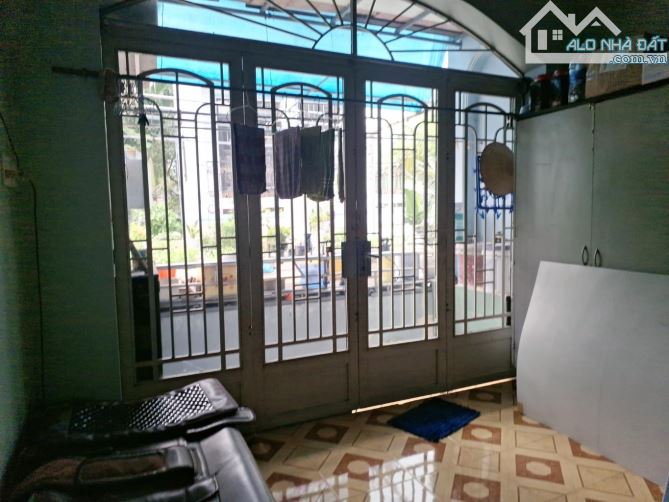 HIẾM! NHÀ C4 GIÁP PHÚ MỸ HƯNG, HẺM XE HƠI 2 MẶT TIỀN, 4x16M2. 6 TỶ HƠN - 1