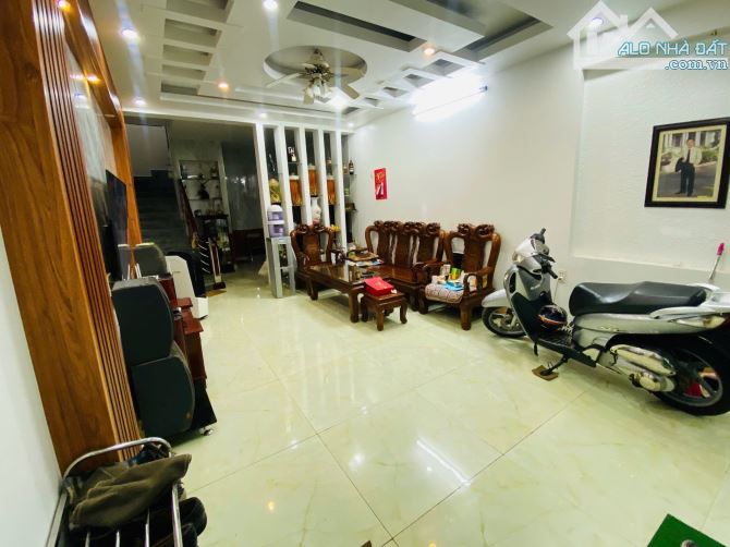 Hàng nóng phố Nguyễn Tường Loan nhanh còn chậm hết - 1