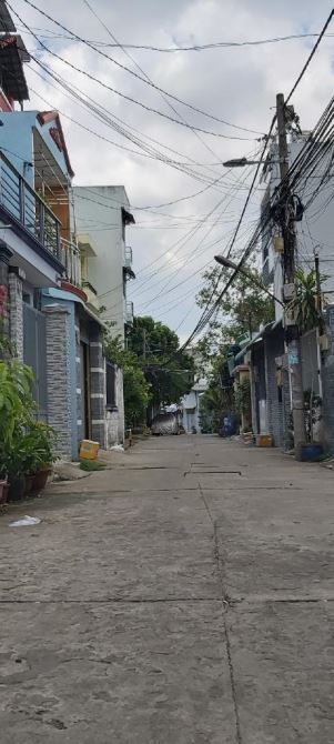 BÁN ĐẤT TẶNG NHÀ CẤP 4 _ DT 105M2_ NGAY ĐH MARKETING _ LÊ VĂN VIỆT Q9 - 1