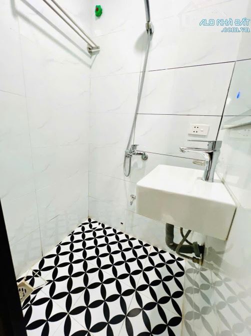 NHÀ TẬP THỂ ĐẸP - MẶT PHỐ QUỲNH MAI- FULL NỘI THẤT - 2 MẶT THOÁNG - Ô TÔ ĐỖ CẦU THANG - 1