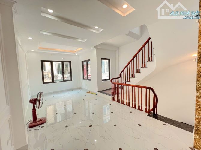 Bán nhà Ngõ 2- Hoàng Liệt DT57m*5 Tầng thang máy * Giá 13.3 Tỷ. Nhà đẹp oto đỗ cửa - 1