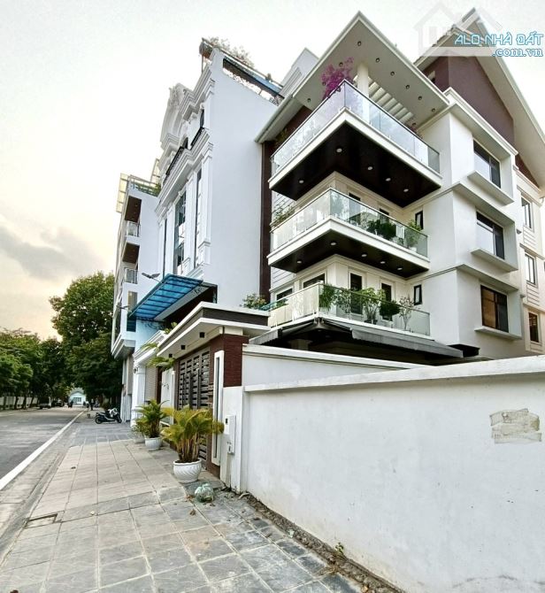 Đất đấu giá phường Việt Hưng, Vỉa hè oto tránh MT hiếm 8.5m - Dt 90m2 - 1