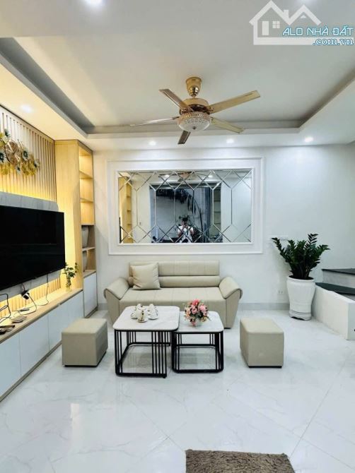NHÀ ĐẸP HIẾM TT CẦU GIẤY - VÀI BƯỚC CHÂN RA GA TÀU - 20M  OTO
28m, 5 tầng, mt 6.5m, giá - 1