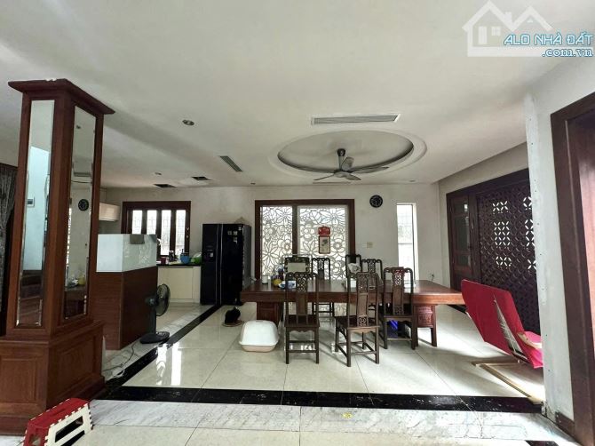 BÁN BIỆT THỰ KĐT DỊCH VỌNG, CẦU GIẤY - 306M² x 5T CÓ HẦM - MT 15M - VỈA HÈ Ô TÔ TRÁNH - 1