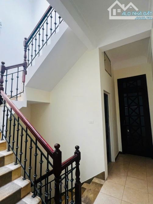 Cho thuê nhà ngõ 93 ngách 2 2 đường Tây Trà, Lĩnh Nam, Hoàng Mai. DT 100m x 4 tầng, giá - 1