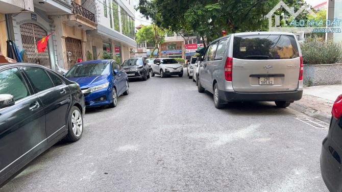 HƠN 8 TỶ, NHÀ NGUYỄN VĂN CỪ 40M, 5T, MT 4M, Ô TÔ VÀO NHÀ, NGÕ THÔNG, DÒNG TIỀN ĐỀU. - 1