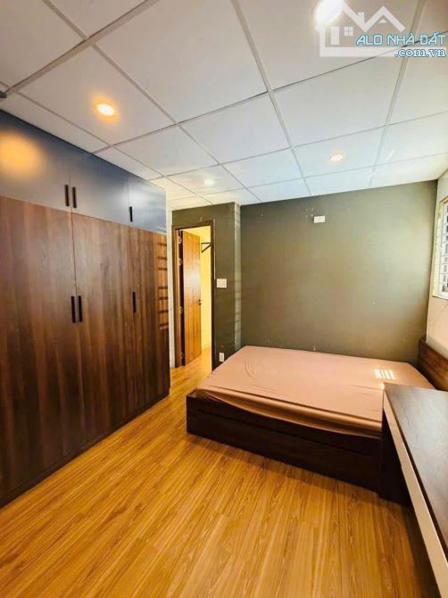 Cho thuê nhà 3 tầng, mặt tiền đường Lý Tự Trọng, Hải Châu. DT 30m2. Giá 16 triệu - 2