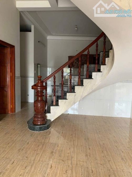 Nhà 8  triệu 4 phòng ngủ có sân đậu ô tô - 2