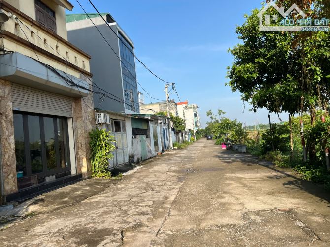 Cần tiền bán gấp mảnh đất hai mặt thoáng tặng căn nhà câó 4 tại trung tâm Viện Rau - 2