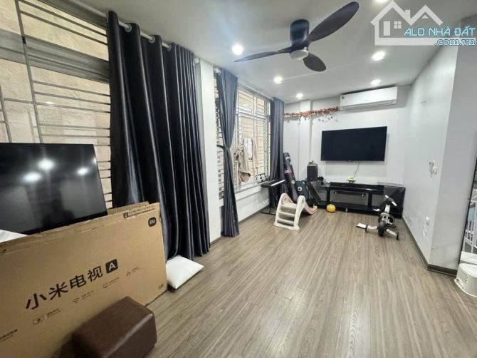 Bán nhà Ngọc Thụy 31m 5 tầng full nội thất ô tô Đỗ cổng gần cầu - 2