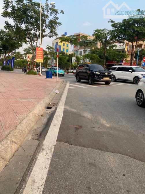 Bán nhà Thạch Bàn ô tô vào nhà lô góc 4 mặt thoáng , kinh doanh gần AEON - 2